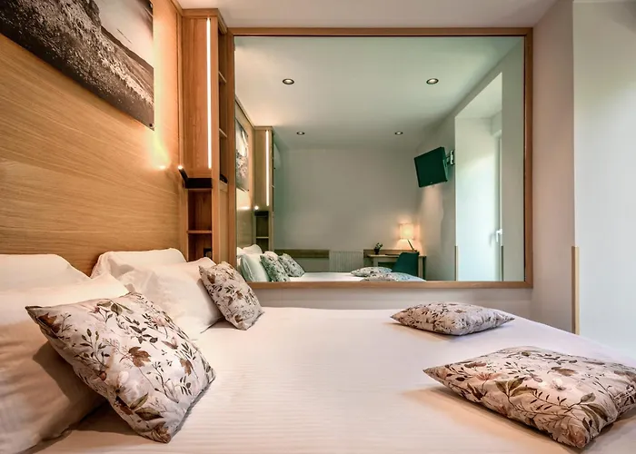 Logis Hôtel Restaurant Les 2 Rives - A75, en bordure de rivière